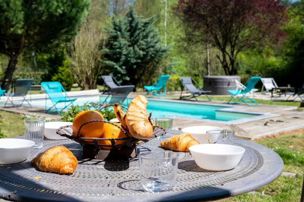 Le Clos Du Tilleul Fabuleuse Propriete 15 A 30 Pers Piscine Au Coeur D'Un Charmant Village Thilouze Exterior photo